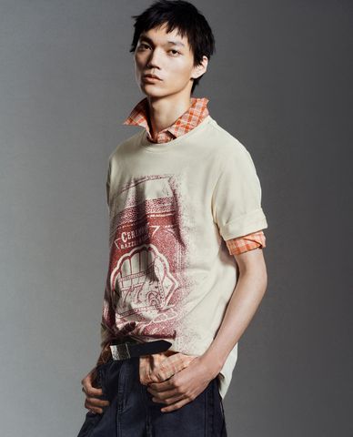  URBAN REVIVO - Áo thun nam cổ tròn tay ngắn in hoạ tiết 