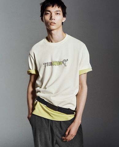  URBAN REVIVO - Áo thun nam cổ tròn tay ngắn in chữ 