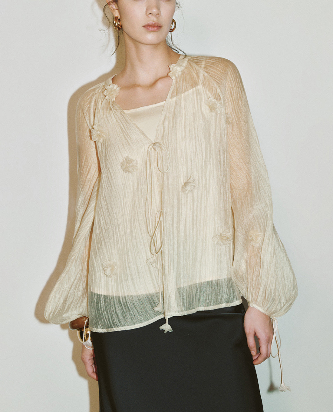 URBAN REVIVO - Áo sơ mi nữ cổ tròn cách điệu