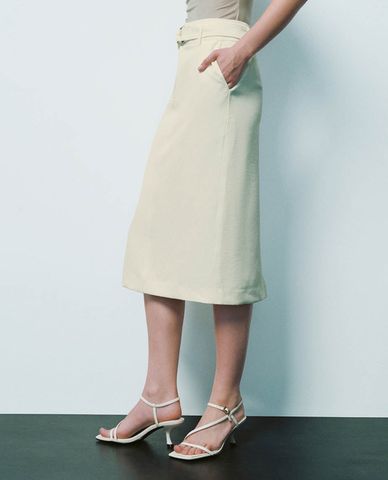  URBAN REVIVO - Chân váy chữ A midi phối thắt lưng cùng màu 