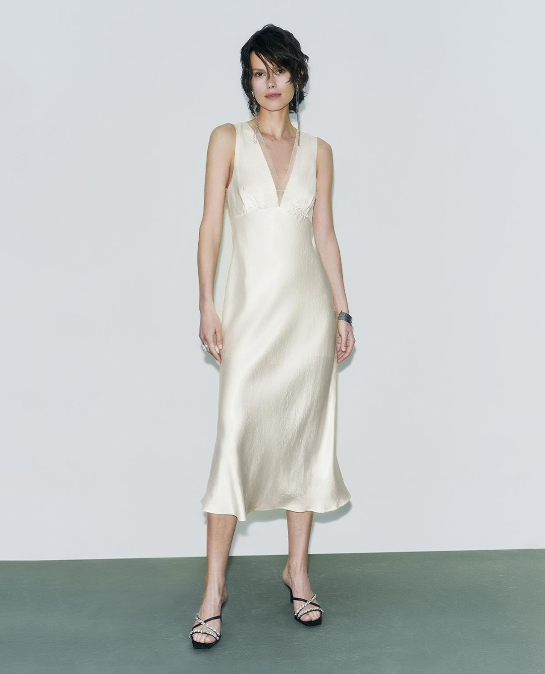 URBAN REVIVO - Đầm sát nách midi cổ V A Line