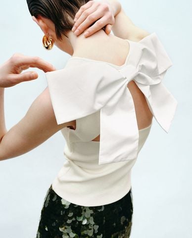  URBAN REVIVO - Áo ba lỗ nữ cổ chữ U phối nơ 