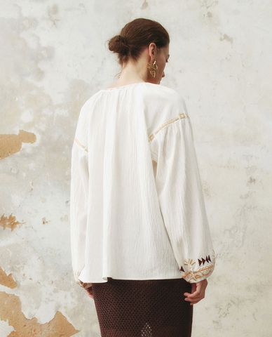  URBAN REVIVO - Áo kiểu nữ cổ tròn phối tua rua 