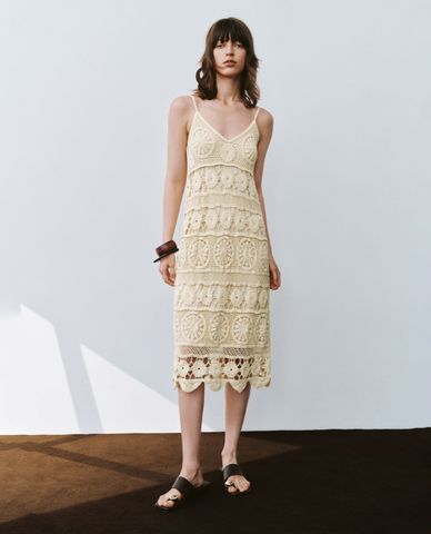  URBAN REVIVO - Đầm hai dây dệt kim midi cổ V Crochet Cami 