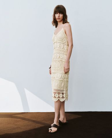  URBAN REVIVO - Đầm hai dây dệt kim midi cổ V Crochet Cami 