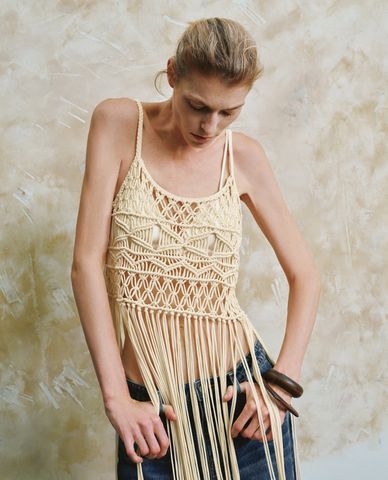  URBAN REVIVO - Áo hai dây nữ đan móc tua rua 