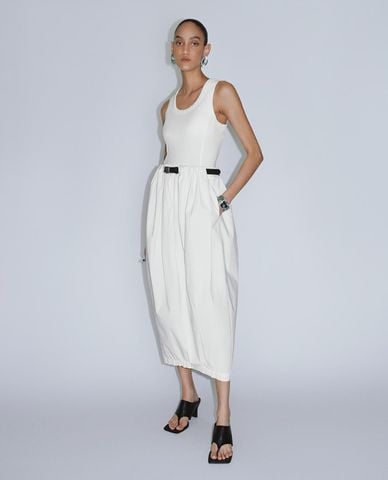  URBAN REVIVO - Đầm sát nách midi cổ tròn Balloon 