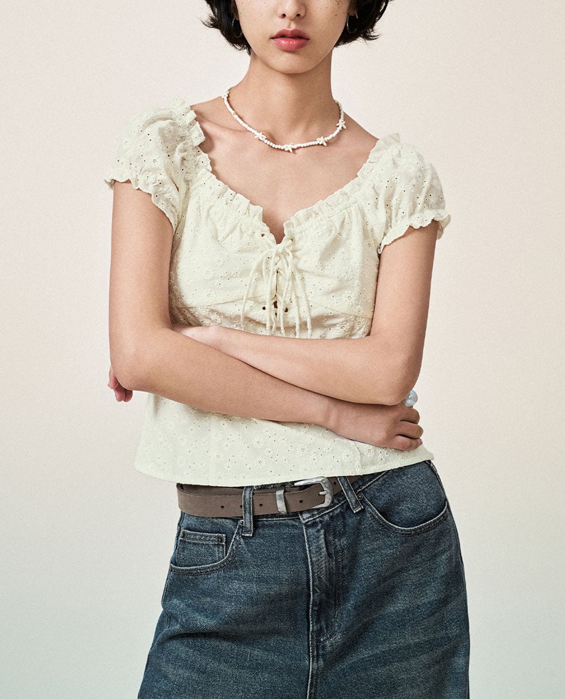 URBAN REVIVO - Áo kiểu nữ cổ vuông tay ngắn phom croptop Lace Up