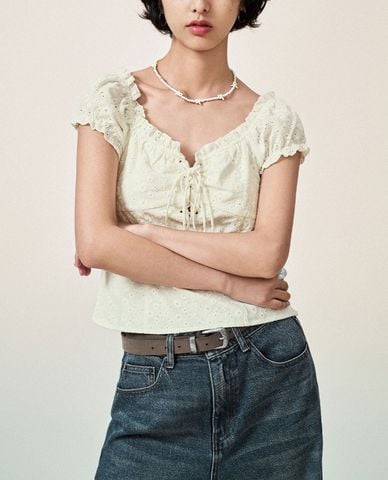  URBAN REVIVO - Áo kiểu nữ cổ vuông tay ngắn phom croptop Lace Up 