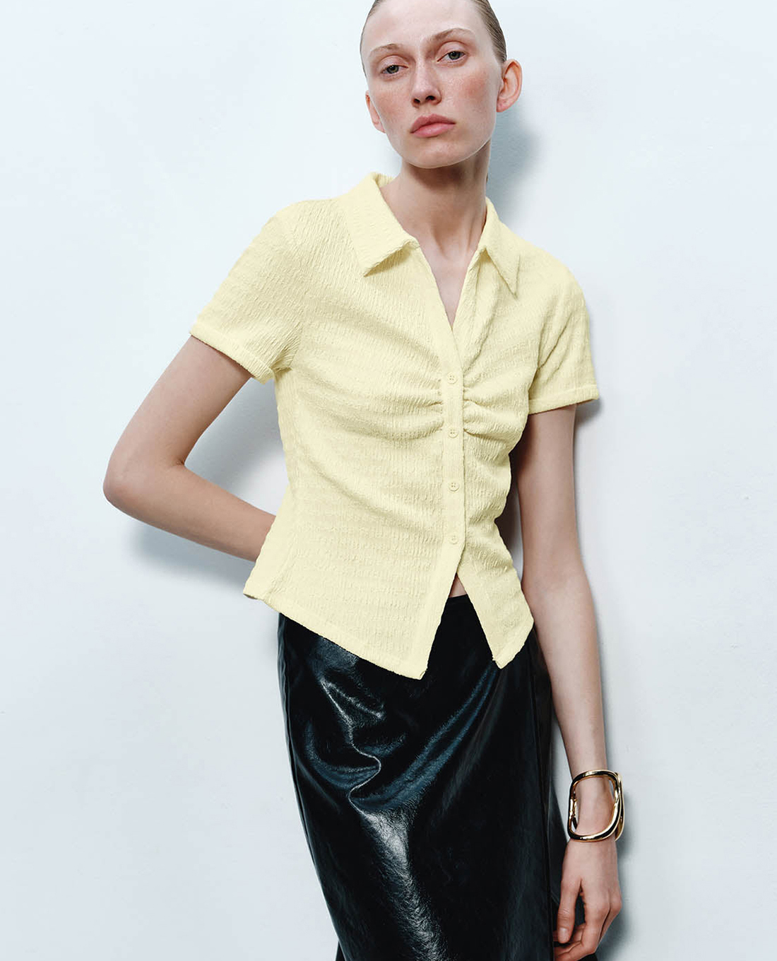 URBAN REVIVO - Áo kiểu nữ cổ bẻ tay ngắn Skinny Lapel