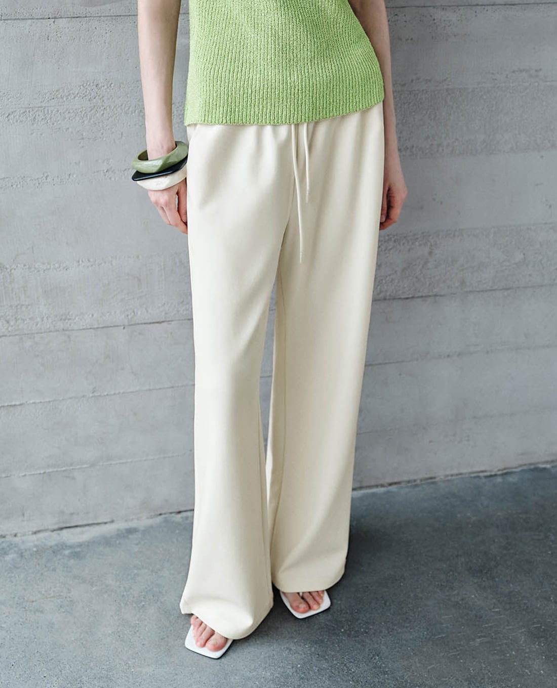 URBAN REVIVO - Quần nữ ống rộng lưng thun hiện đại