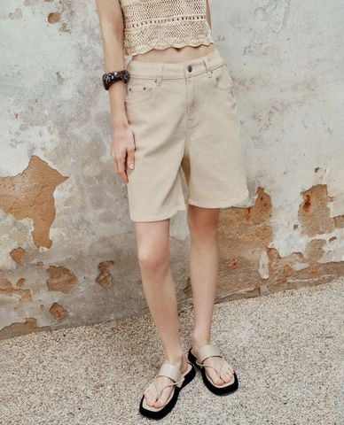  URBAN REVIVO - Quần short jeans nữ ống đứng ngang gối 