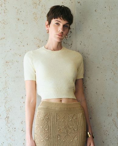  URBAN REVIVO - Áo dệt kim nữ cổ tròn tay ngắn phom croptop 