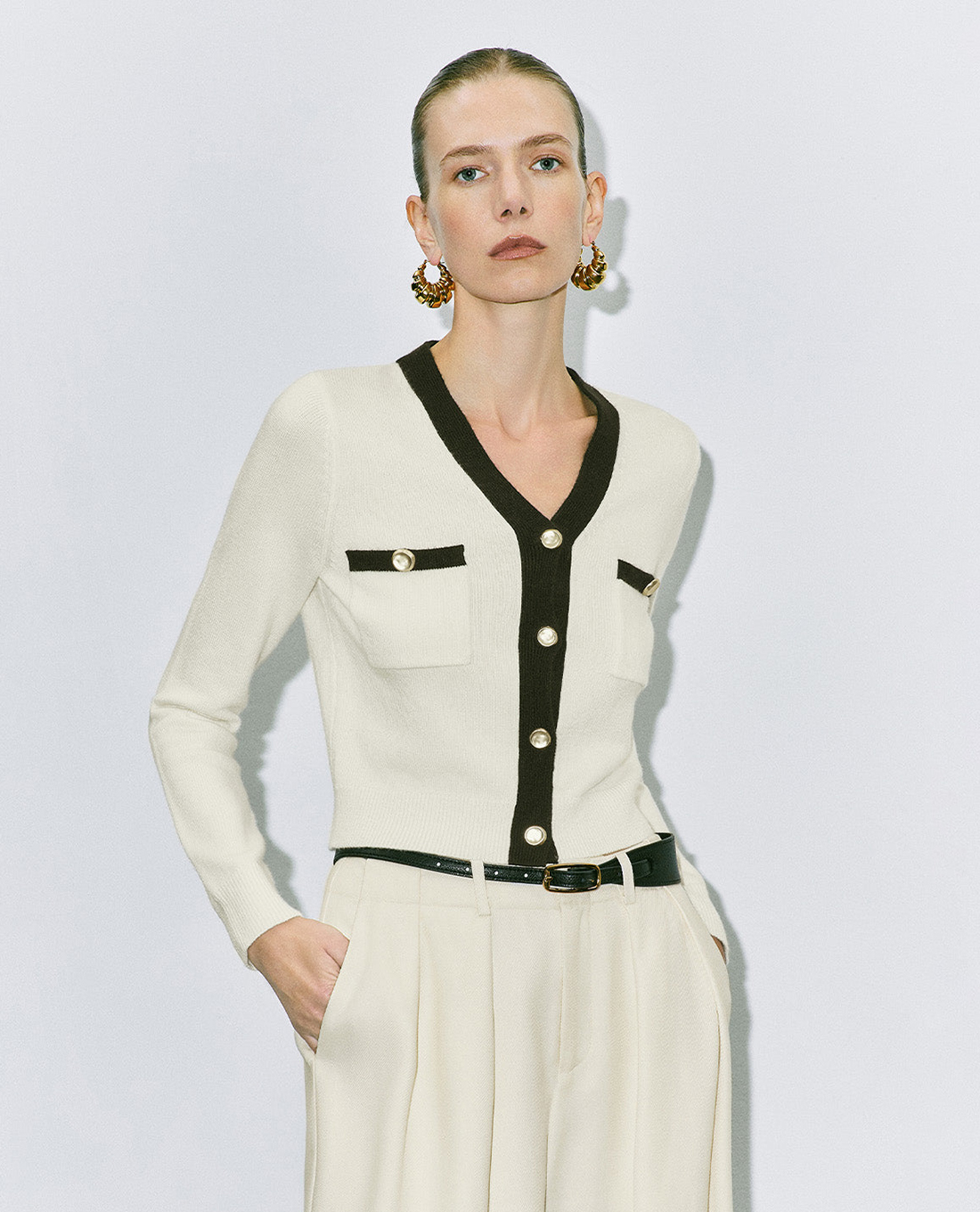 URBAN REVIVO - Áo khoác cardigan nữ cổ V tay dài Button Up