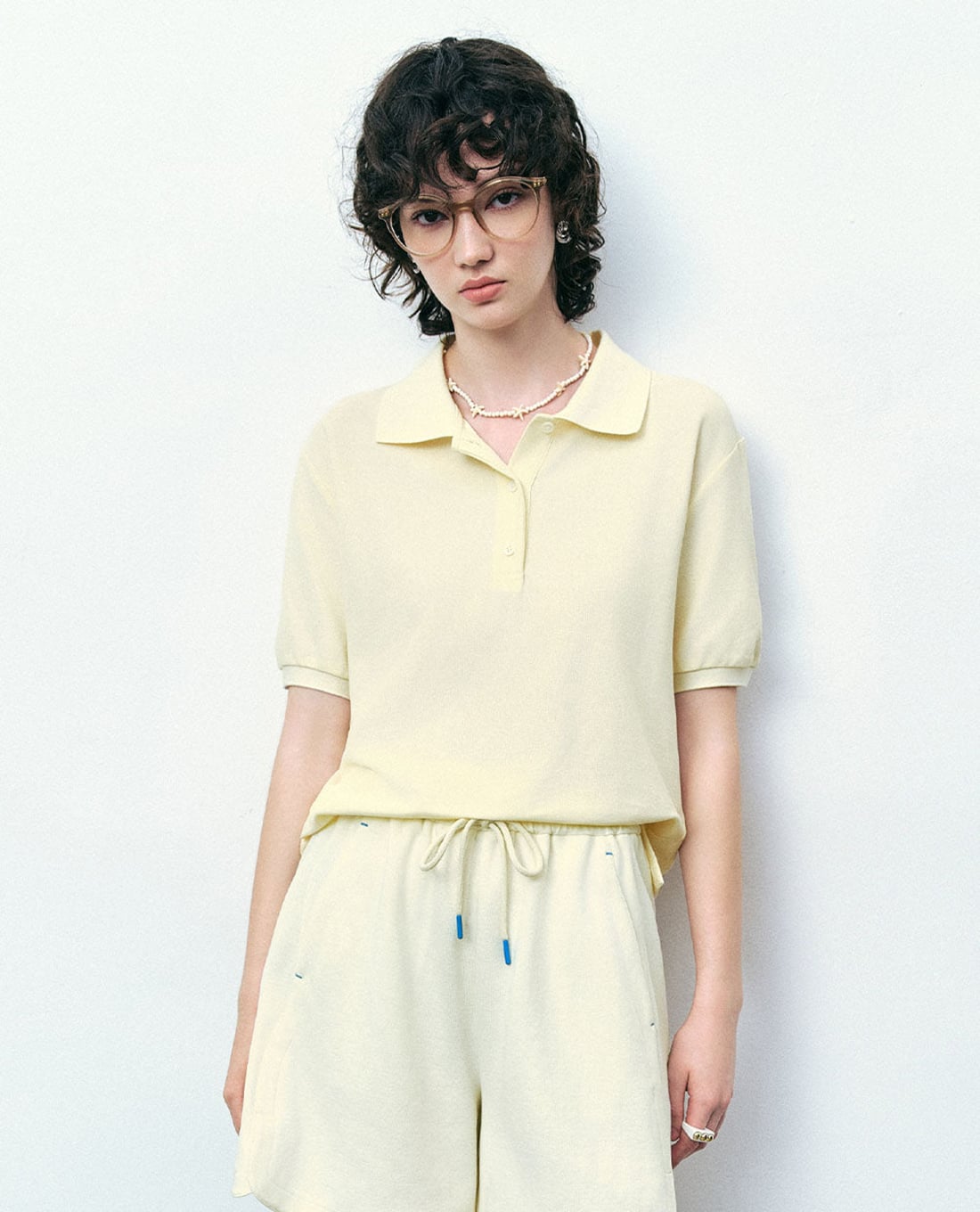 URBAN REVIVO - Áo polo nữ cổ bẻ tay ngắn Button Half Placket Strtaight