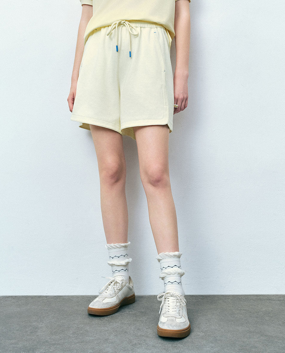 URBAN REVIVO - Quần short nữ ống rộng lưng thun phối dây rút