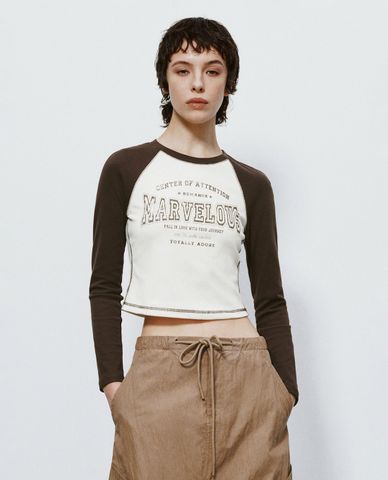  URBAN REVIVO - Áo croptop nữ cổ tròn tay dài Printed 