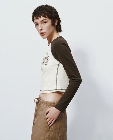  URBAN REVIVO - Áo croptop nữ cổ tròn tay dài Printed 