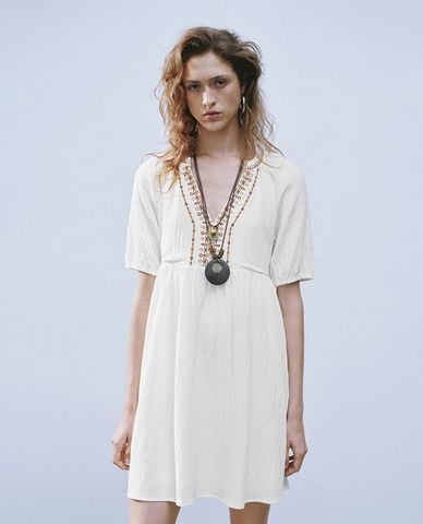  URBAN REVIVO - Đầm xếp tầng mini cổ V tay ngắn 