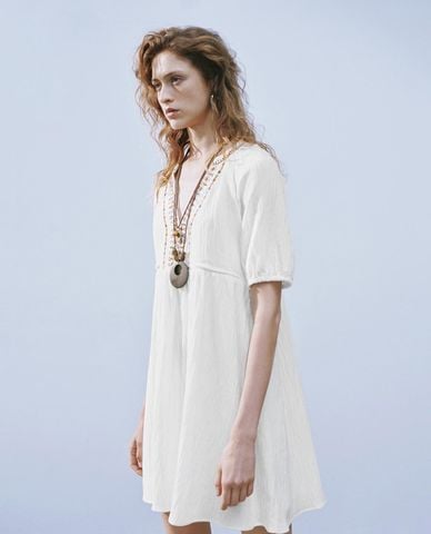  URBAN REVIVO - Đầm xếp tầng mini cổ V tay ngắn 