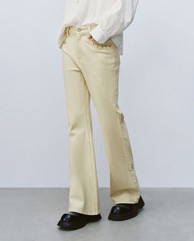  URBAN REVIVO - Quần jeans nữ ống loe thời thượng 