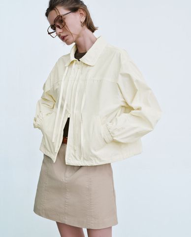  URBAN REVIVO - Áo khoác sơ mi nữ cổ bẻ tay dài phối dây rút hiện đại 