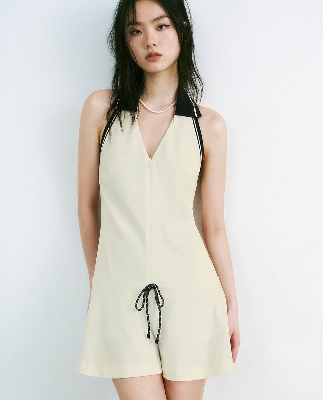 URBAN REVIVO - Đầm sát nách mini Halter