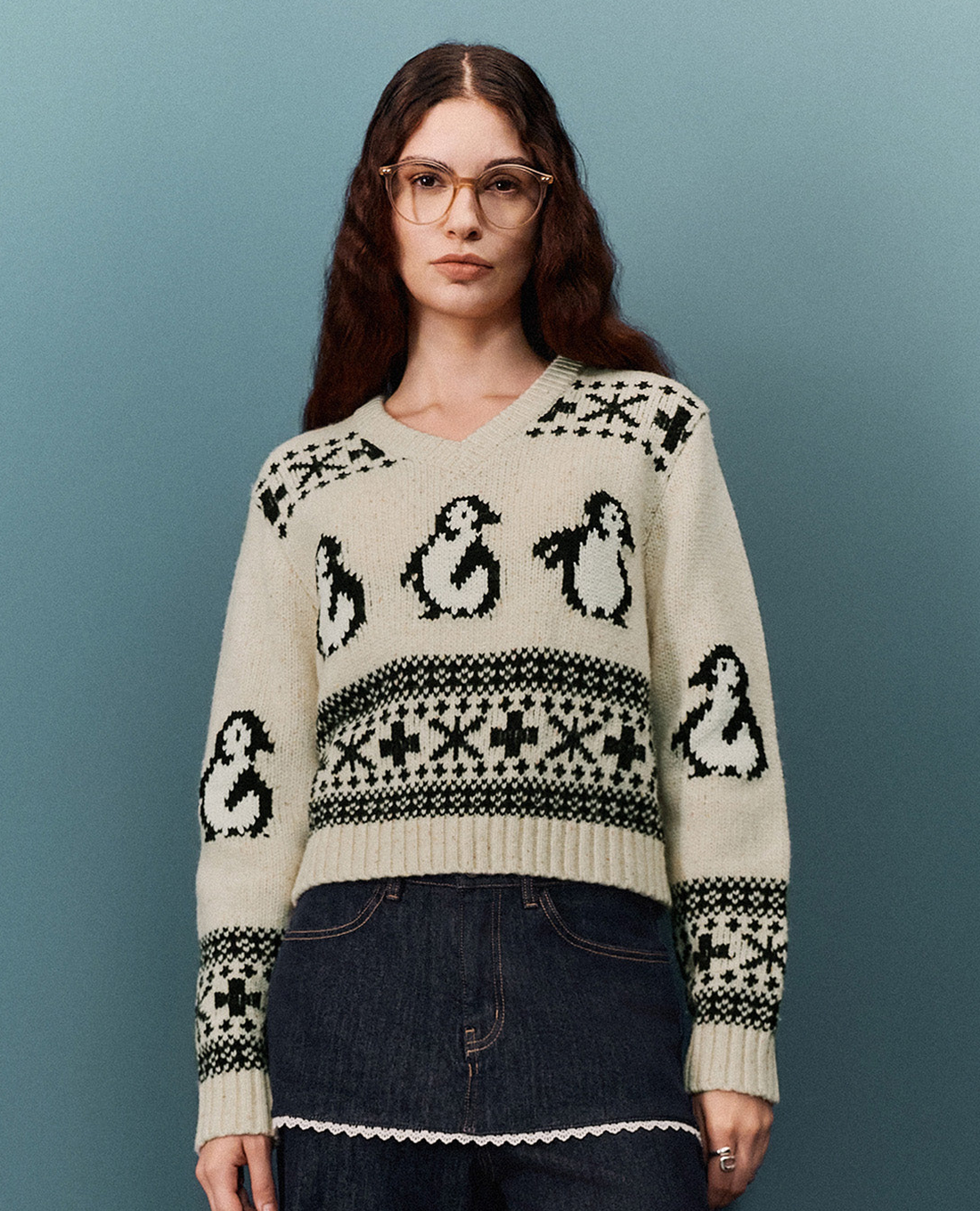 URBAN REVIVO - Áo dệt kim nữ cổ V tay dài phom croptop trẻ trung