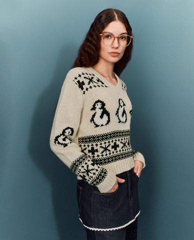  URBAN REVIVO - Áo dệt kim nữ cổ V tay dài phom croptop trẻ trung 