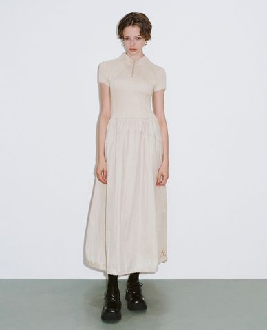  URBAN REVIVO - Đầm xếp li midi cổ tròn thời trang 