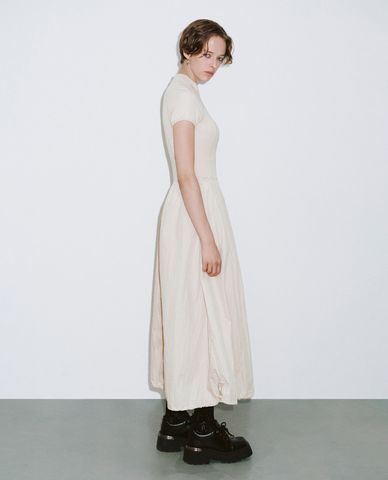  URBAN REVIVO - Đầm xếp li midi cổ tròn thời trang 