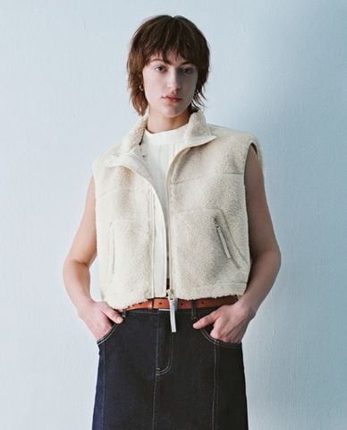  URBAN REVIVO - Áo khoác croptop nữ sát nách Loose 