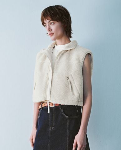  URBAN REVIVO - Áo khoác croptop nữ sát nách Loose 