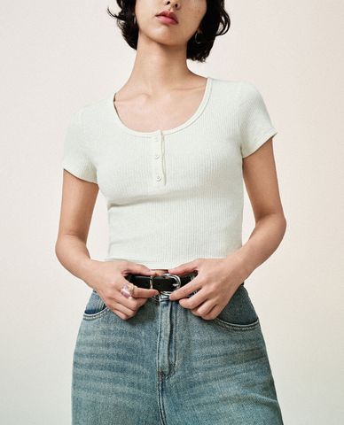  URBAN REVIVO - Áo dệt kim nữ cổ tròn tay ngắn phom croptop 