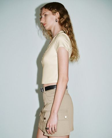  URBAN REVIVO - Áo croptop nữ cổ yếm 2 trong 1 hiện đại 