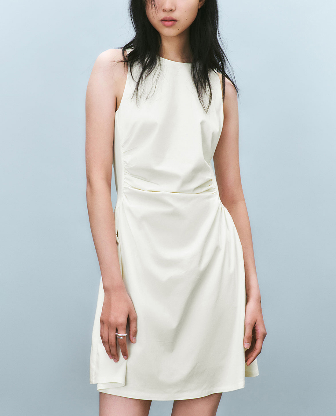 URBAN REVIVO - Đầm sát nách mini chữ A thời trang