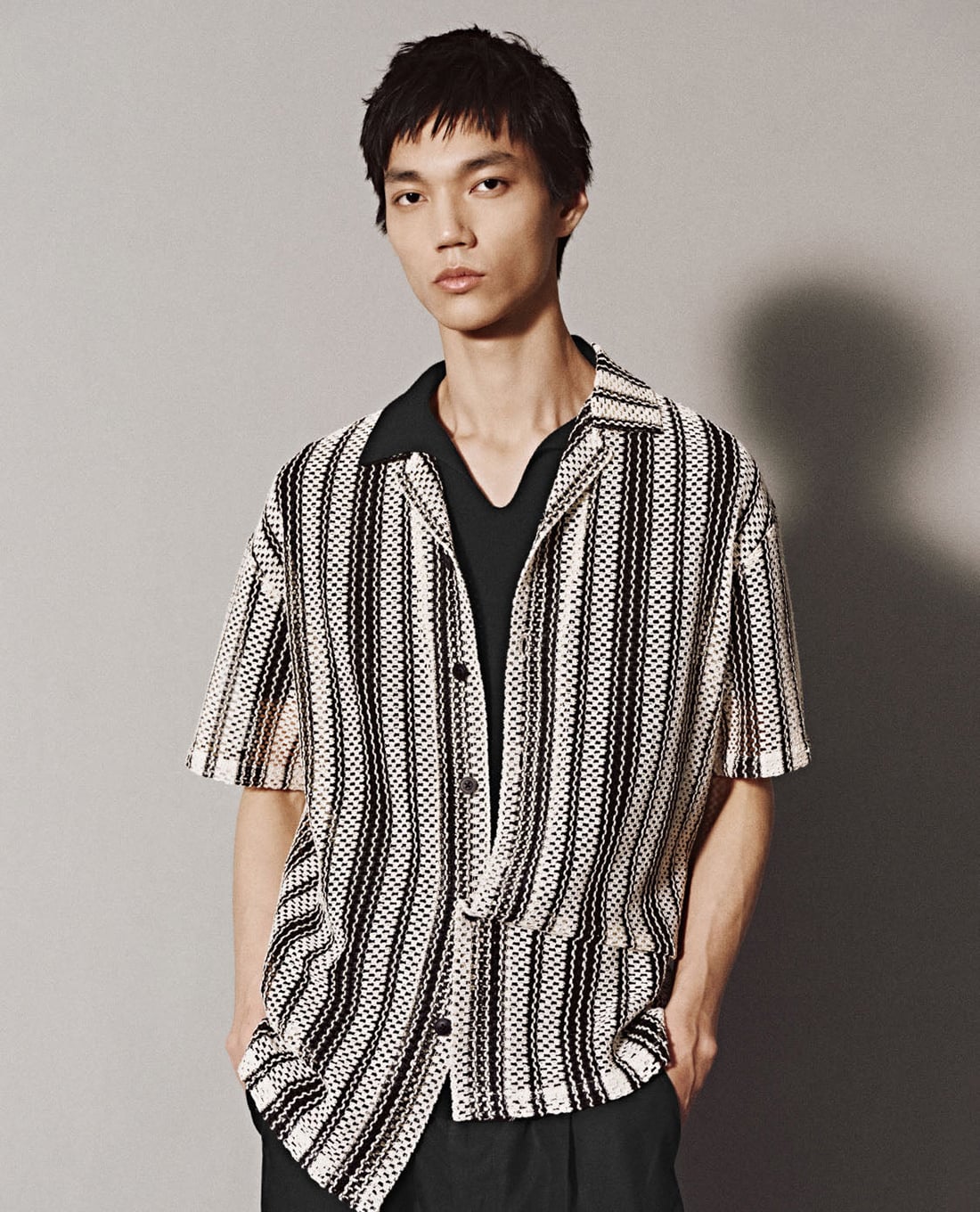 URBAN REVIVO - Áo sơ mi nam cổ bẻ tay ngắn kẻ sọc