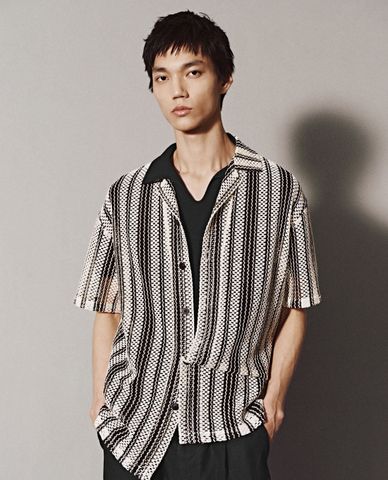  URBAN REVIVO - Áo sơ mi nam cổ bẻ tay ngắn kẻ sọc 