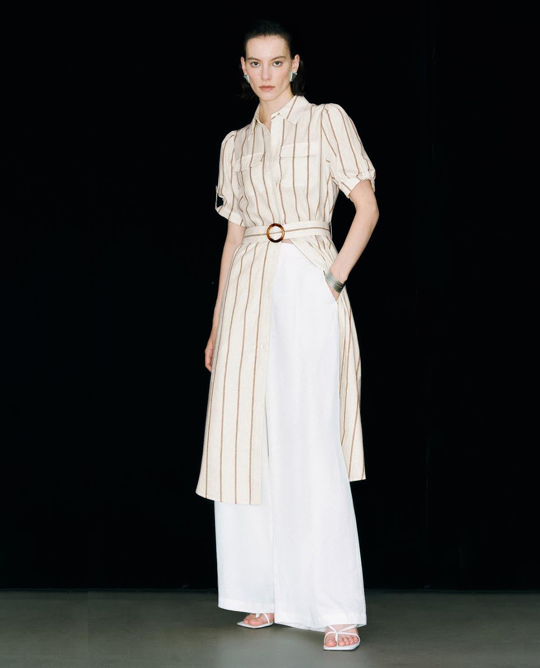 URBAN REVIVO - Đầm sơ mi midi xẻ tà phối thắt lưng