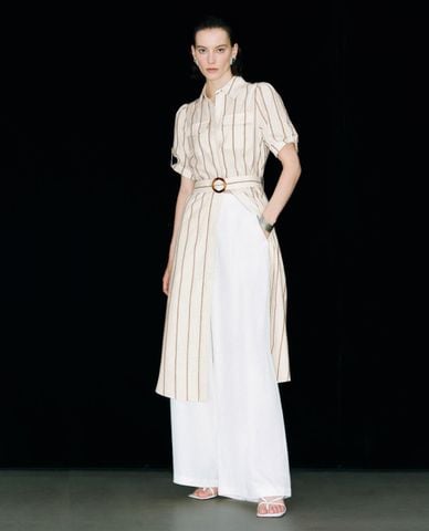  URBAN REVIVO - Đầm sơ mi midi xẻ tà phối thắt lưng 