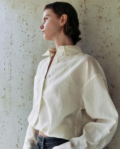  URBAN REVIVO - Áo sơ mi nữ cổ bẻ tay dài phom croptop 