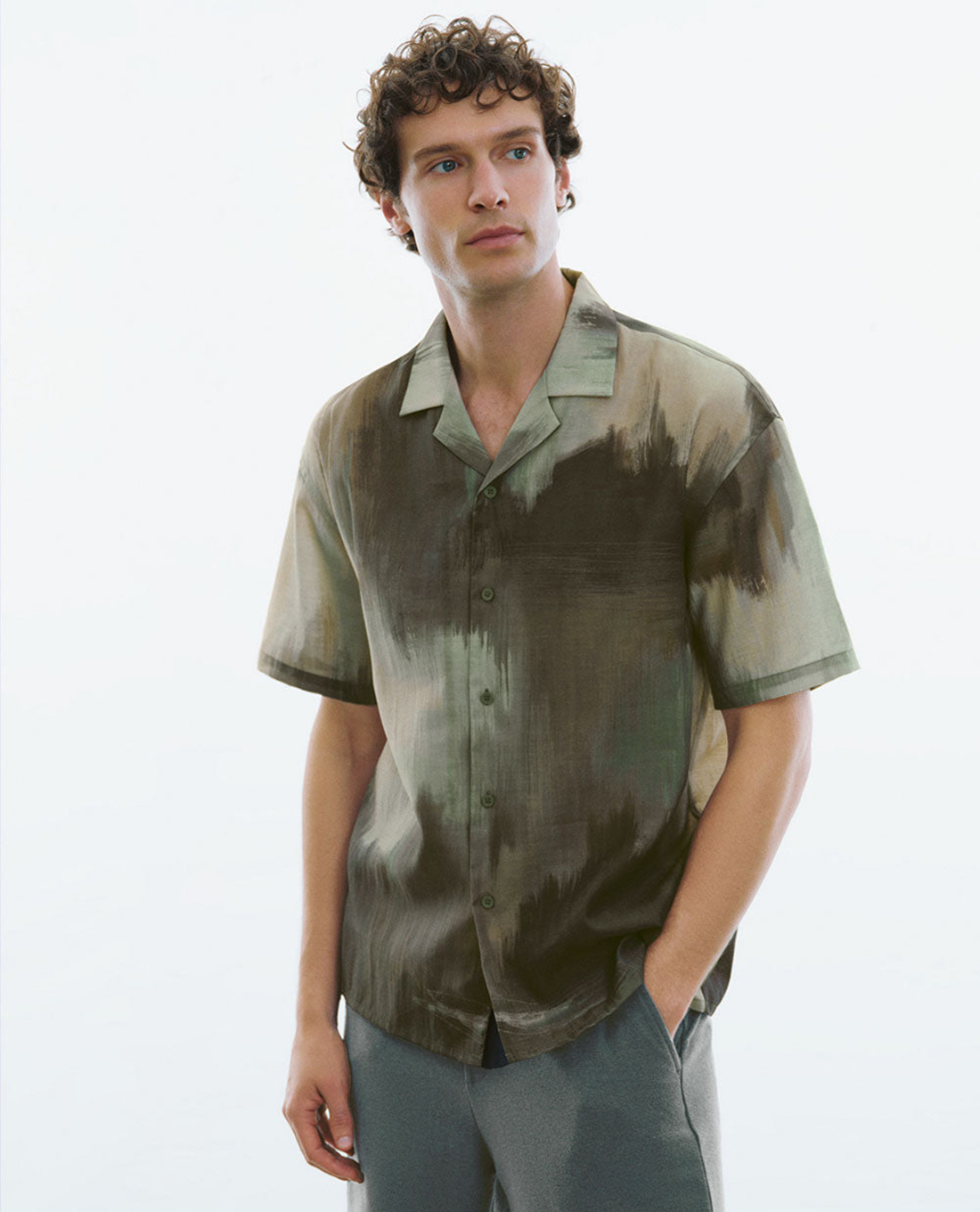 URBAN REVIVO - Áo sơ mi nam cổ bẻ tay ngắn Printed Button Up Loose