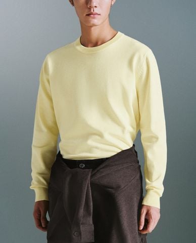  URBAN REVIVO - Áo dệt kim nam cổ tròn tay dài trẻ trung 