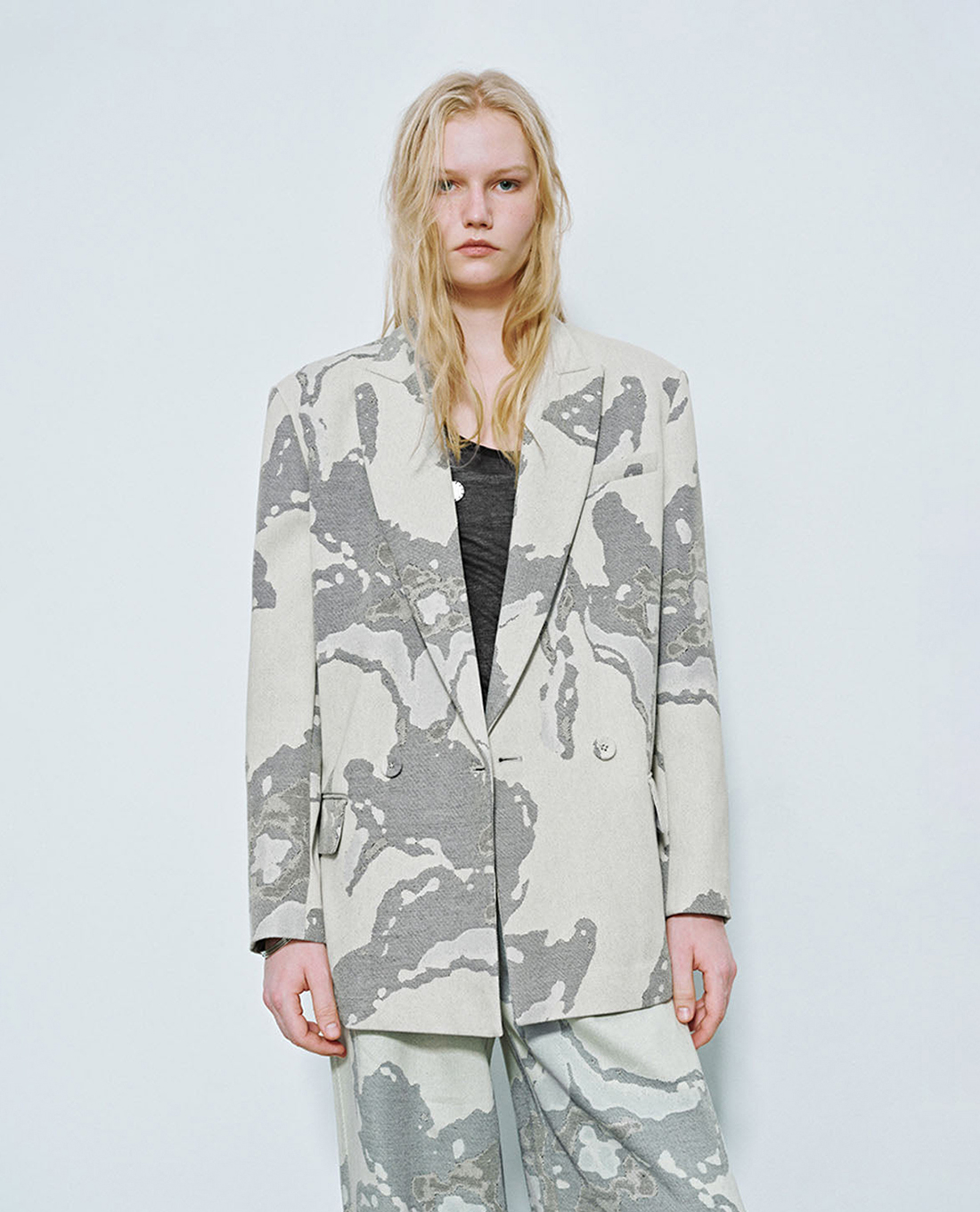 URBAN REVIVO - Áo khoác blazer nữ hoạ tiết hiện đại