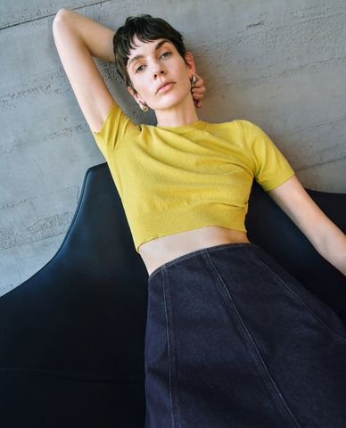  URBAN REVIVO - Áo dệt kim nữ cổ tròn tay ngắn phom croptop 