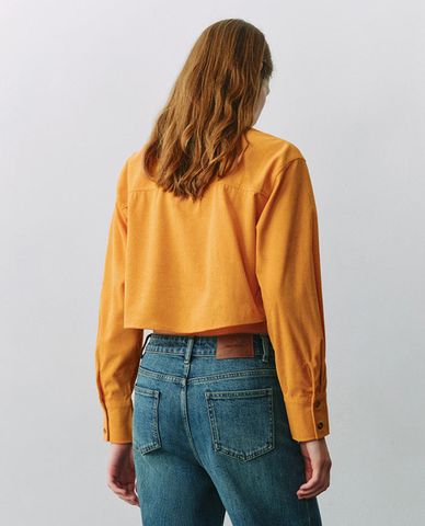  URBAN REVIVO - Áo sơ mi nữ tay dài phom croptop Button Up Loose 