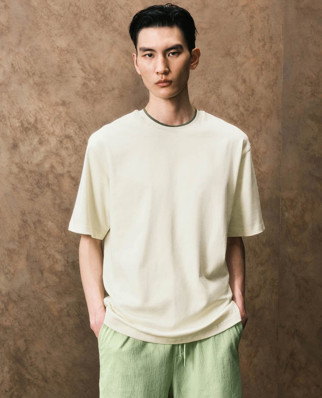 URBAN REVIVO - Áo thun nam cổ tròn tay ngắn hiện đại