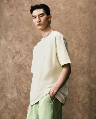  URBAN REVIVO - Áo thun nam cổ tròn tay ngắn hiện đại 