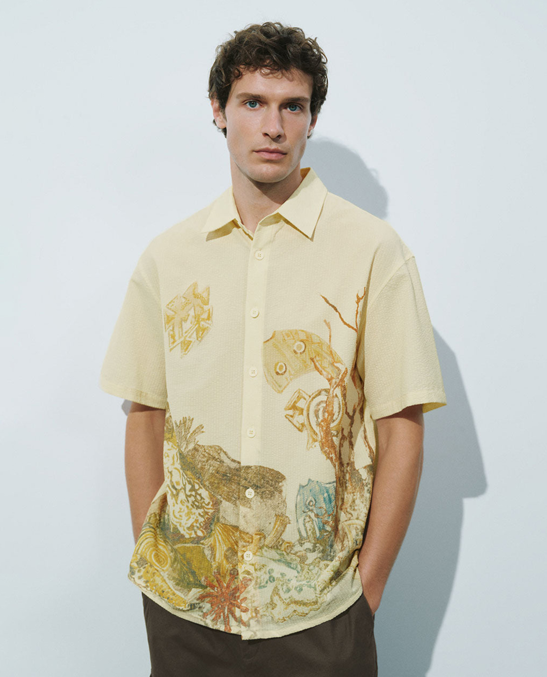 URBAN REVIVO - Áo sơ mi nam cổ bẻ tay ngắn Printed
