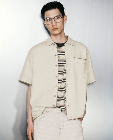  URBAN REVIVO - Áo sơ mi denim nam tay ngắn phối túi 